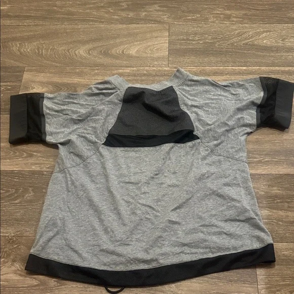 Nike women’s Black and Gray Short Sleeve Tee - Picture 3 of 6